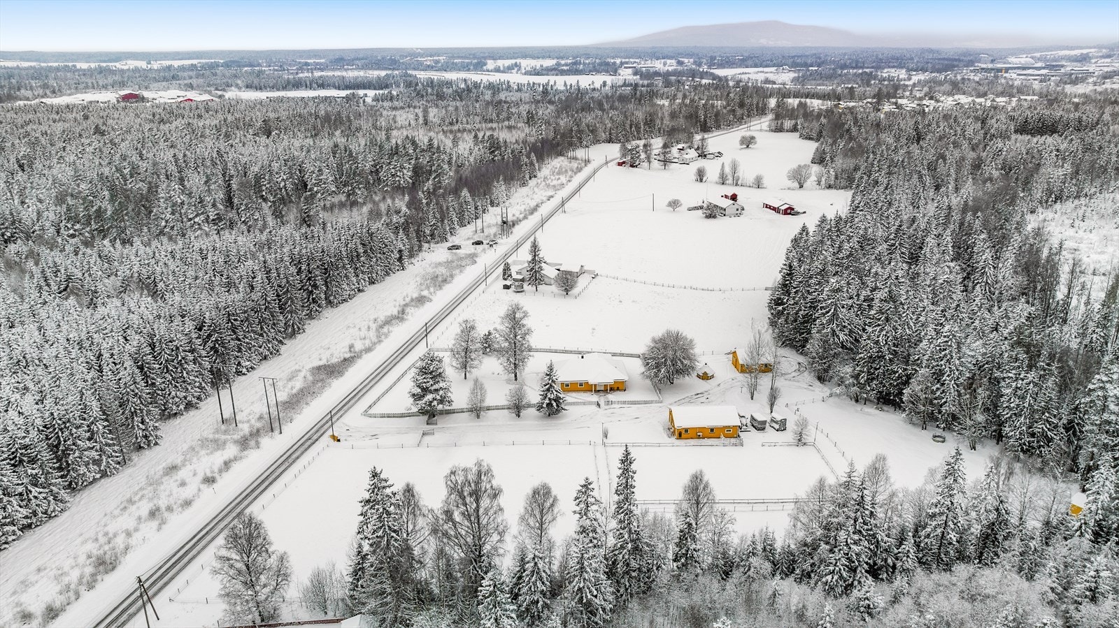 Eiendommen ligger landlig, men sentralt, på Mogreina med kort vei til skole, barnehage, butikker, buss, tog og E6-aksen. Galleribilde
