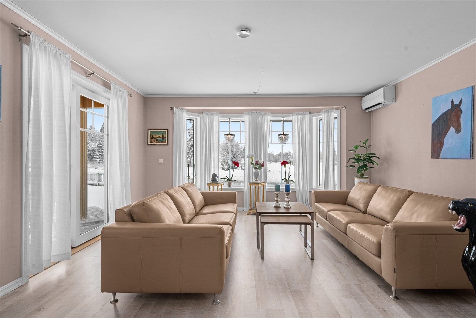 Det er godt med lysinnslipp fra store vindusflater og utgang til en nydelig uteplass. Galleribilde