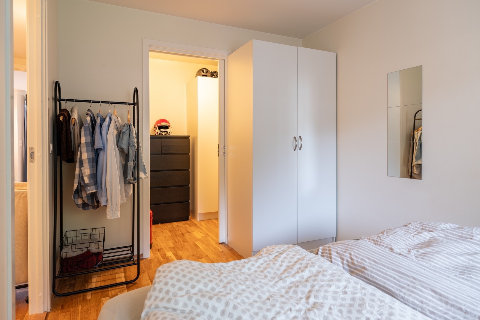 Soverom mot walk-in-closet Galleribilde