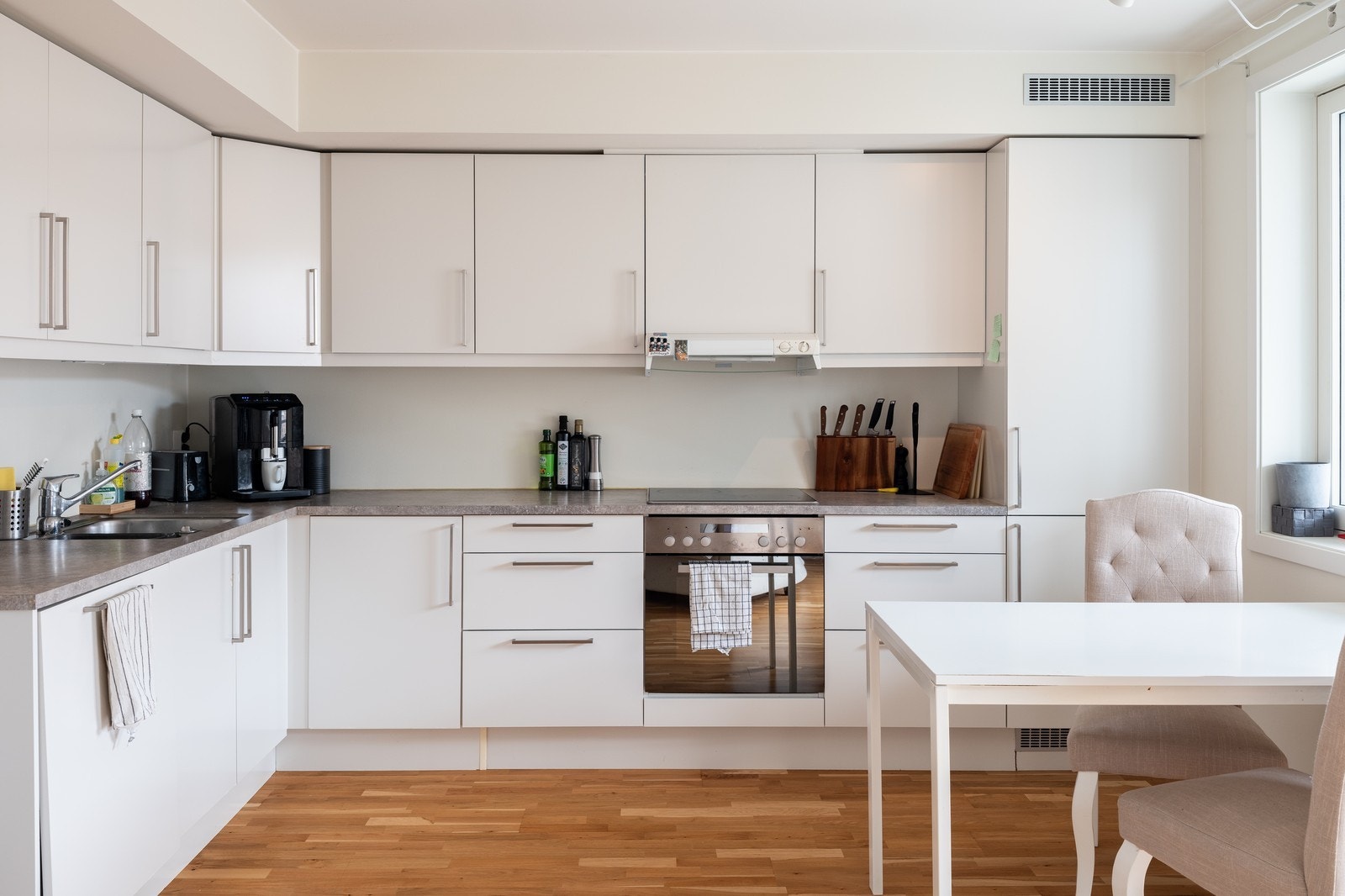 Kjøkken med integrerte hvitevarer. Galleribilde