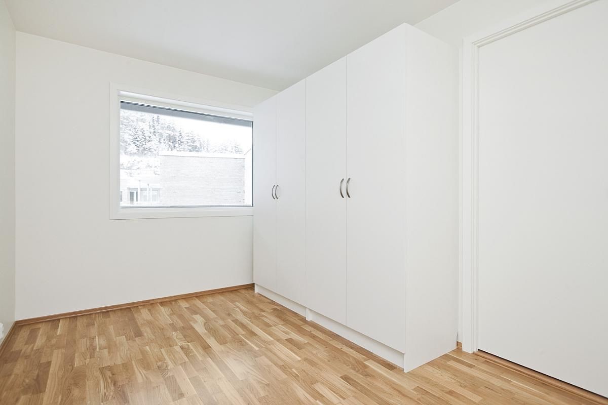 Hovedsoverom har tilknytning til walk-in-closet Galleribilde