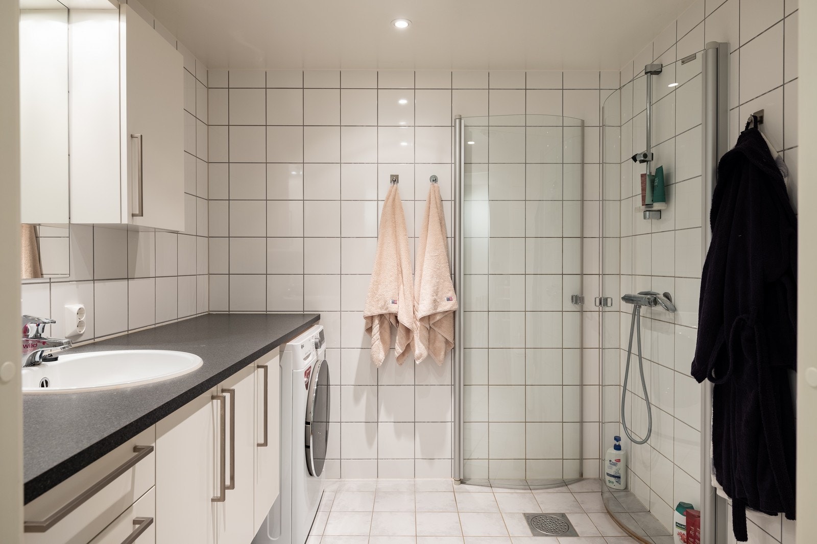 Plassbesparende, innfellbare dusjdører Galleribilde