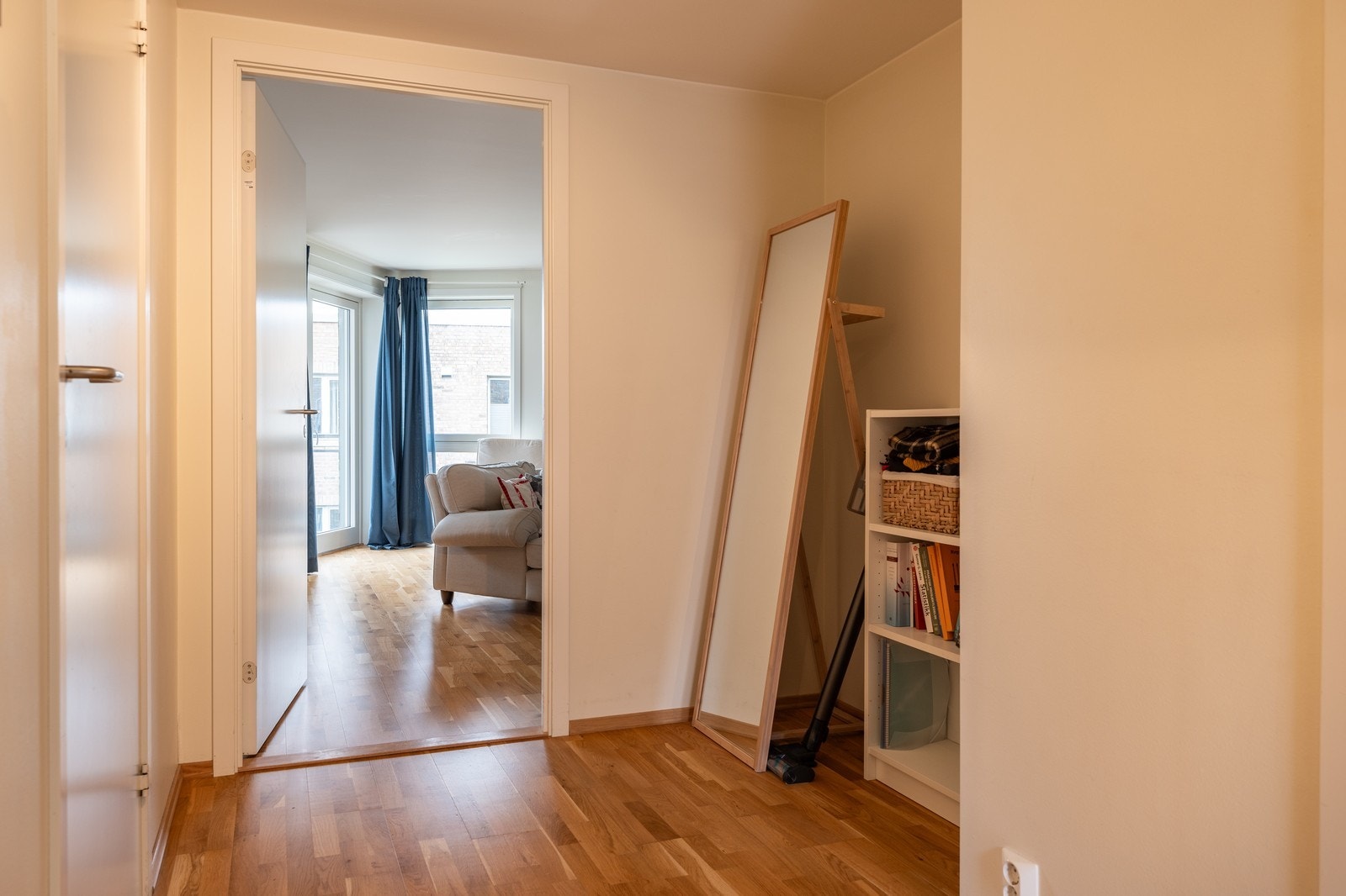 Romslig entré på ca. 9 m² Galleribilde