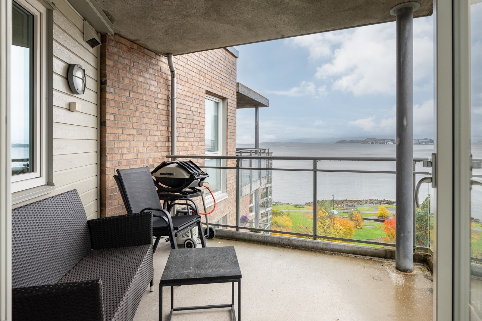 Overbygd balkong med flott sjøutsikt. Galleribilde