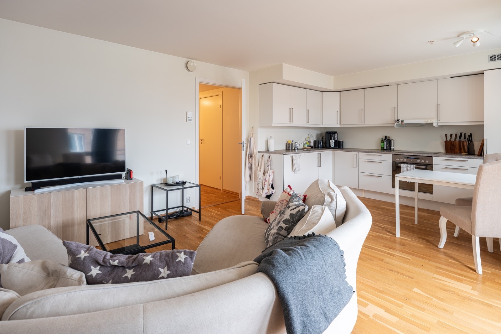 Kabel-TV, internett, fjernvarme og parkering er inkludert i leien! Galleribilde