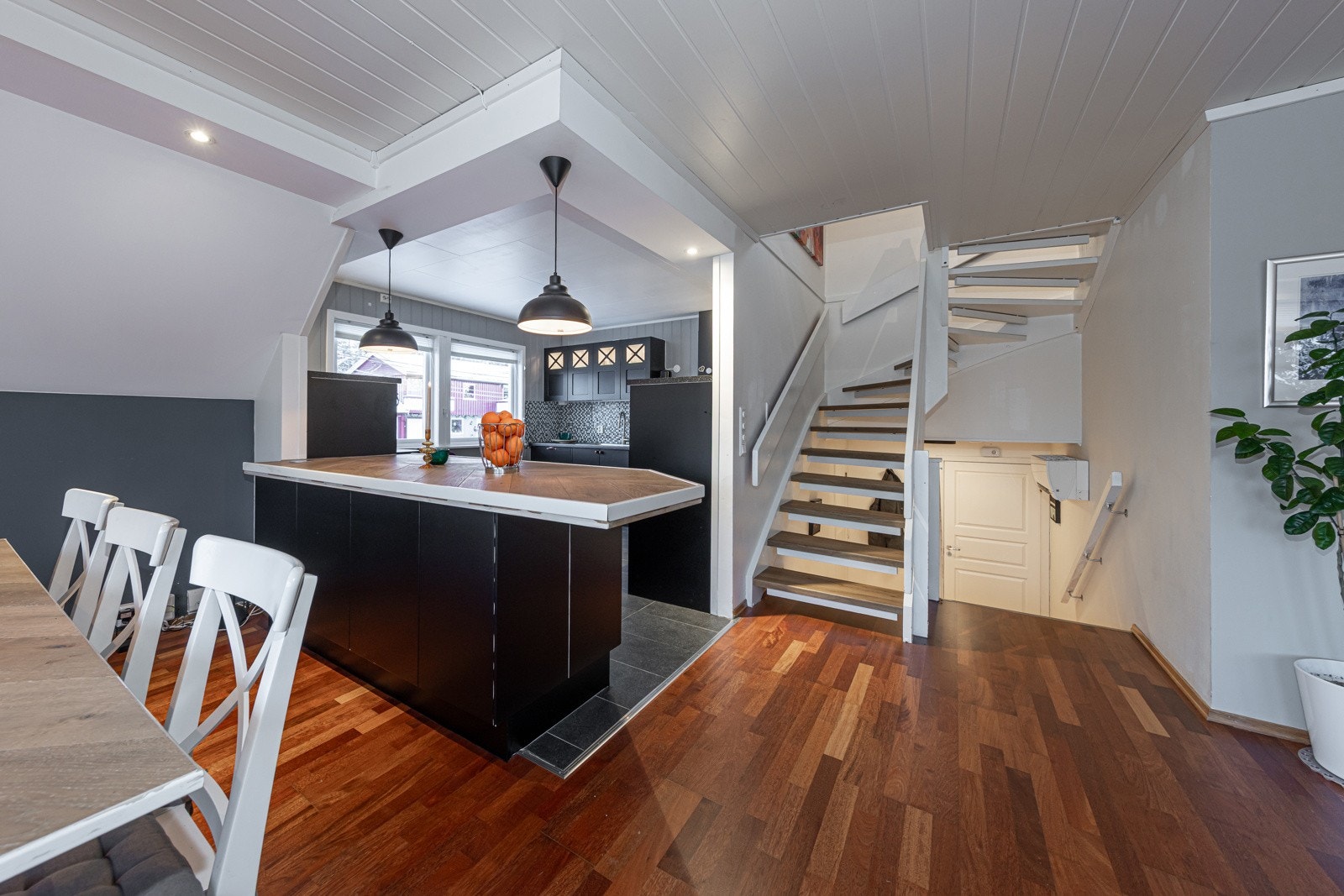 Halvøyen gir deg også mulighet til to ekstra sitteplasser i tillegg til benken foran vinduet. Galleribilde