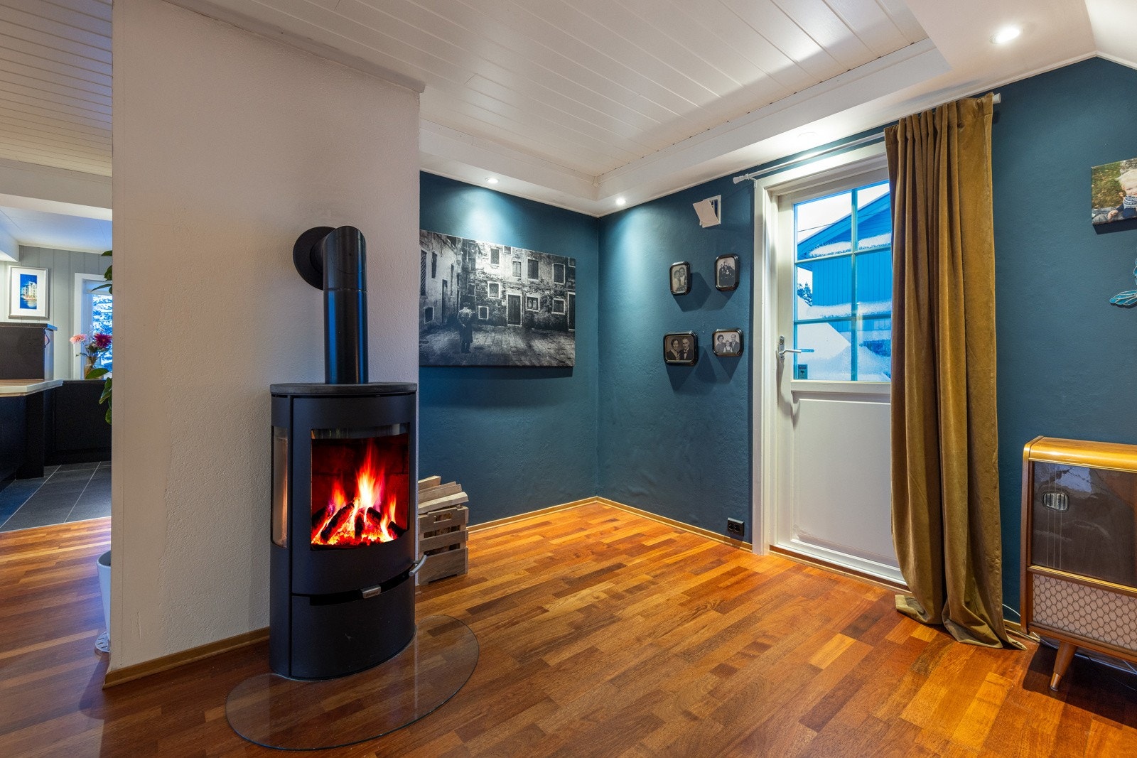 Utgang til terrassen og hagen. Galleribilde