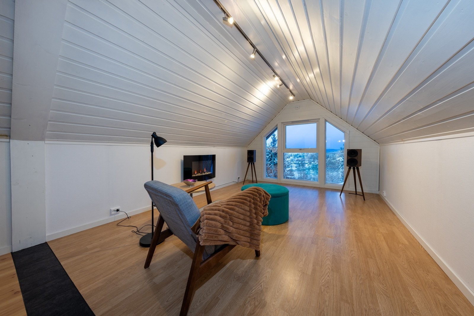 Det er ytterligere en stue i loftsetasjen med mulighet for tv-stue eller eget oppholdsrom til barna. Galleribilde