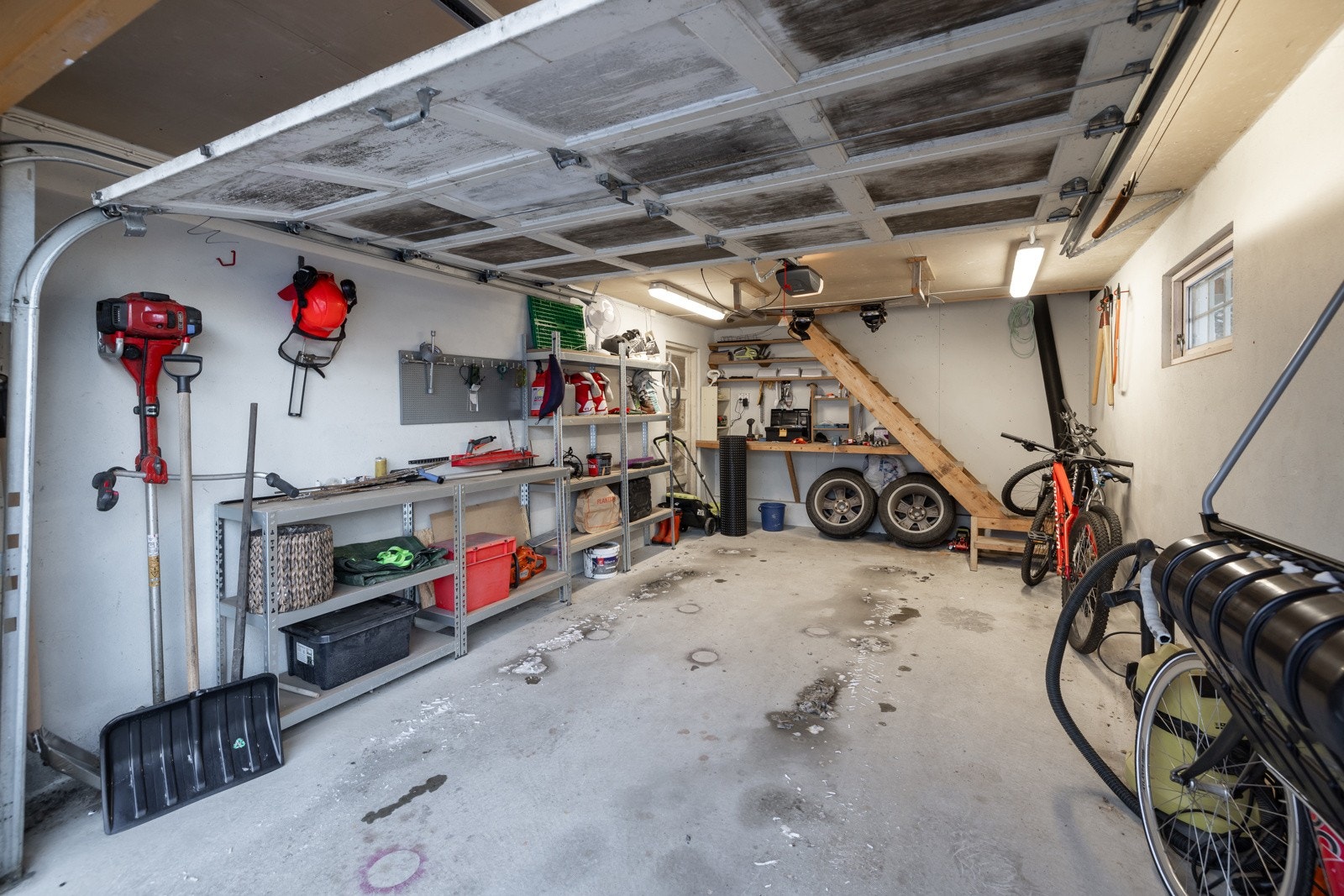 Frittliggende garasje med lagringshems over. Galleribilde