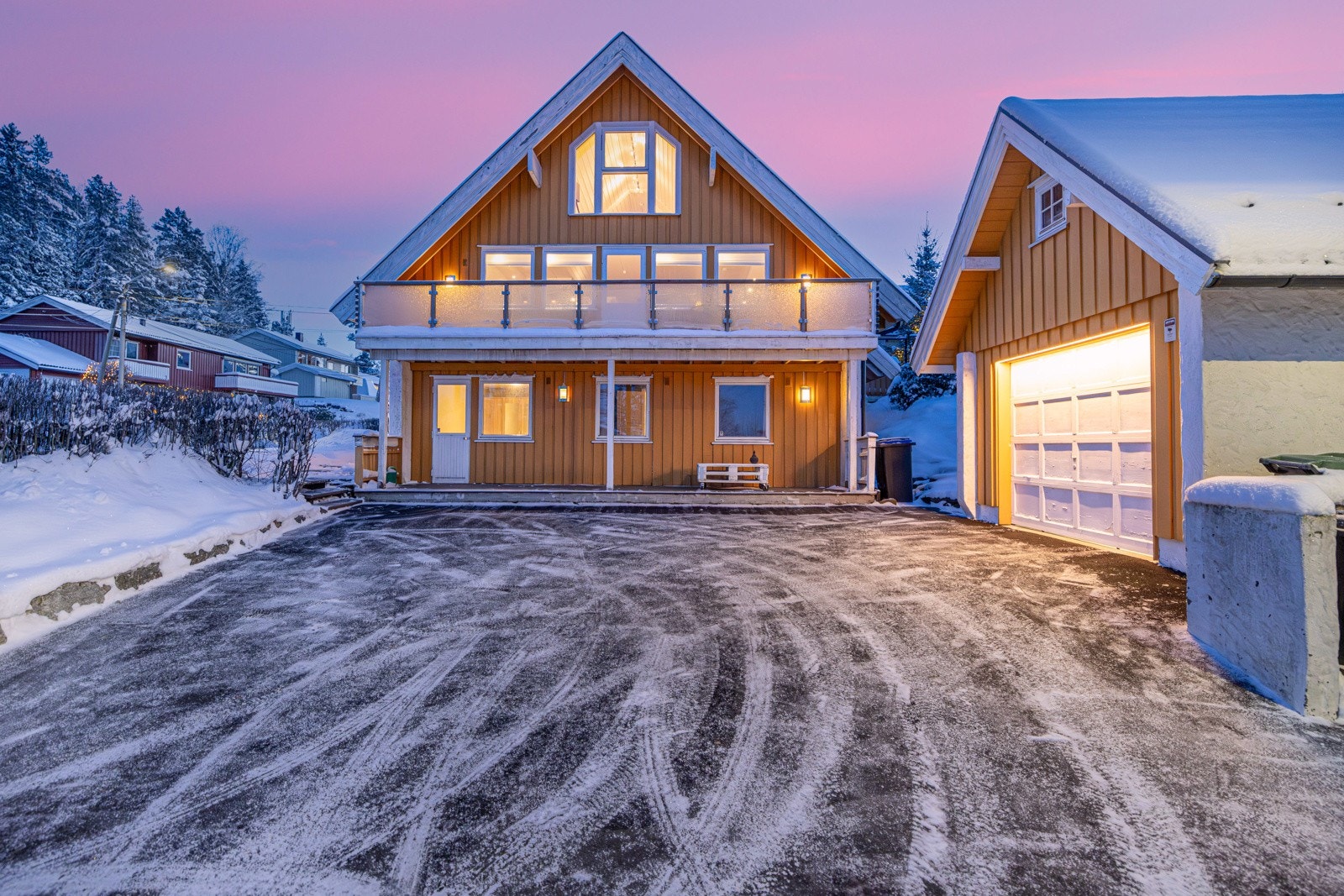 Romslig gårdsplass og frittliggende garasje med hems og el.bil-lader. Galleribilde