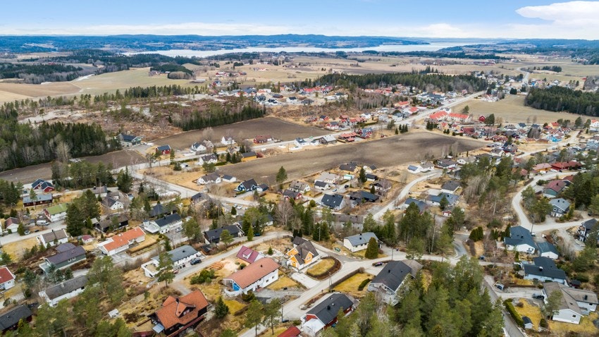 Bygda har Bunnpris-butikk, bensinstasjon, gatekjøkken, motell, campingplass, kirke, barnehage og barneskole. Galleribilde