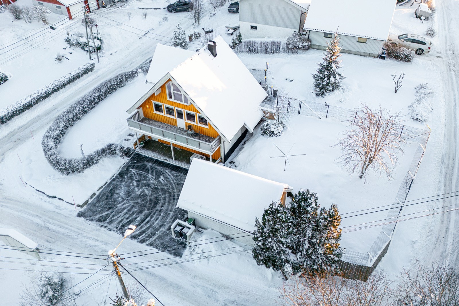 Stor tomt på over 1,1 mål med solrike utearealer. Galleribilde