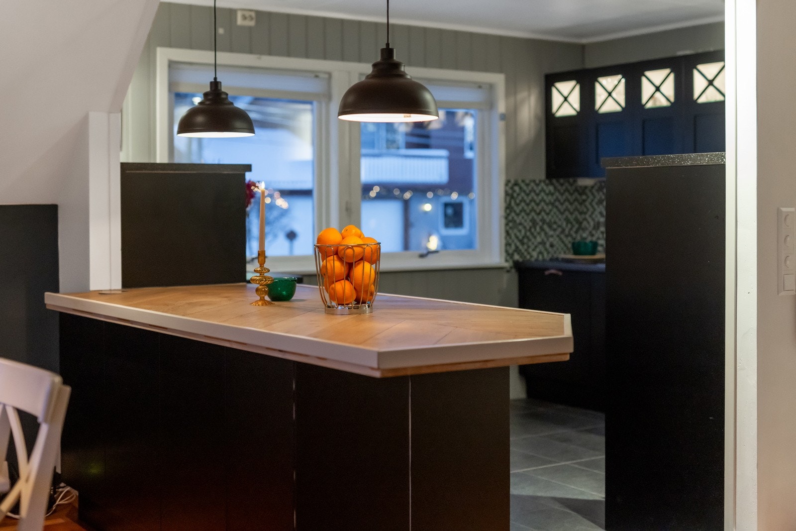 Kjøkkenet er komplett utstyrt med integrerte hvitevarer som stekeovn i praktisk arbeidshøyde, kjøleskap, oppvaskmaskin og induksjonstopp. Galleribilde