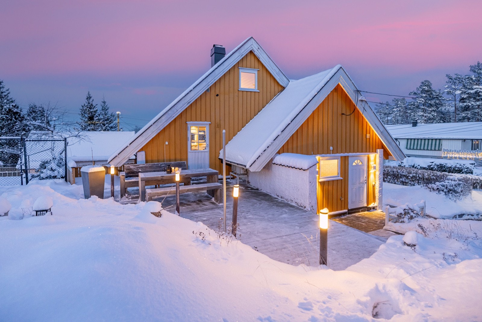 Lun og usjenert terrasse ved hagen. Galleribilde