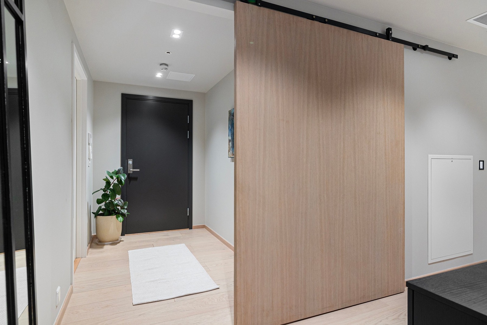 Skyvedør mellom entré og gangen mellom soverommene. Galleribilde