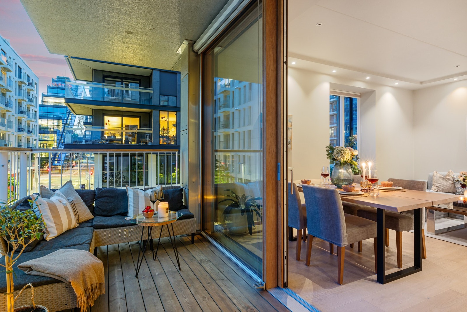 Balkong med sittegruppe og kveldsstemning Galleribilde