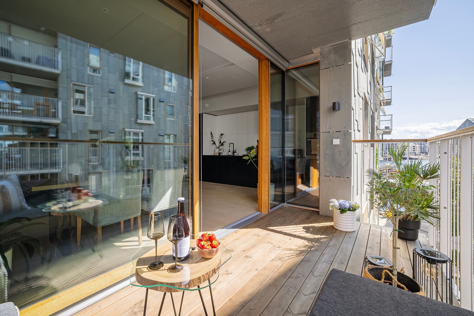 Her kan man sitte i ro og følge med på det urbane livet i området Galleribilde