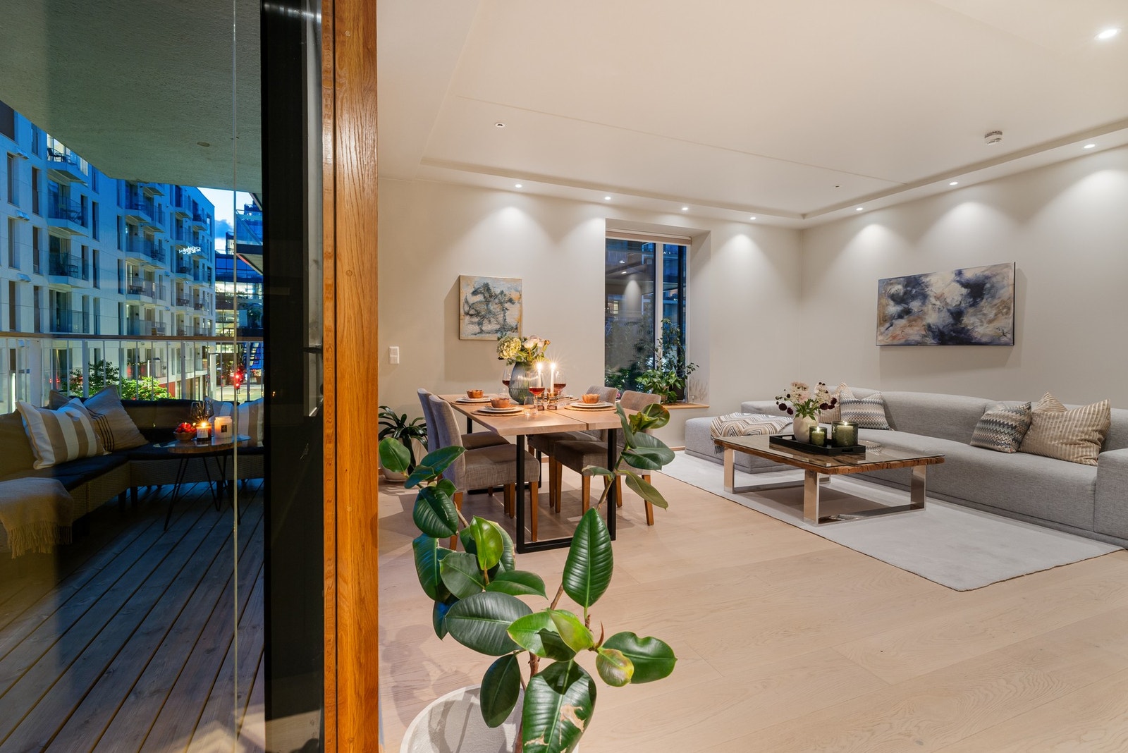 Åpen stue med spiseplass og utgang til balkong Galleribilde