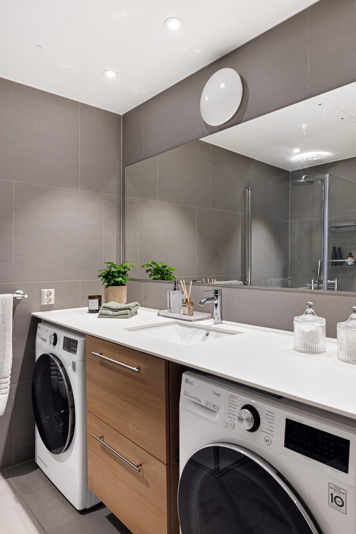 Lekkert og moderne bad med spotter i tak Galleribilde