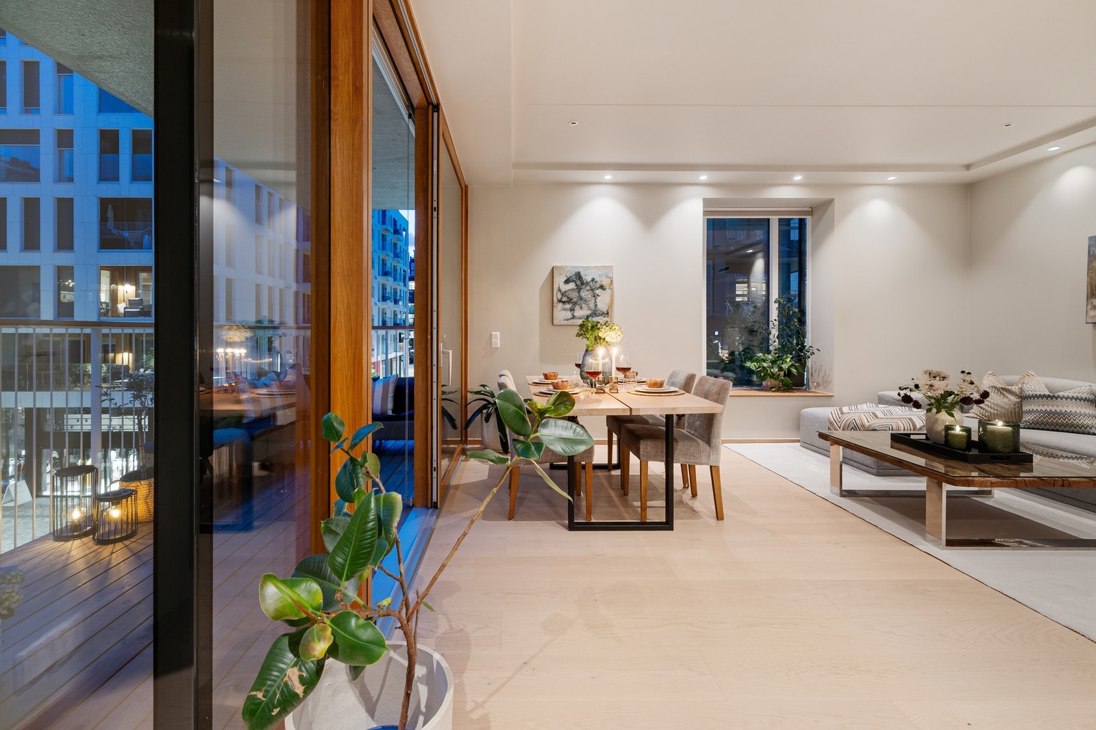 Luftig og lettmøblert med fine detaljer. Legg merke til skyvedørene til balkong Galleribilde