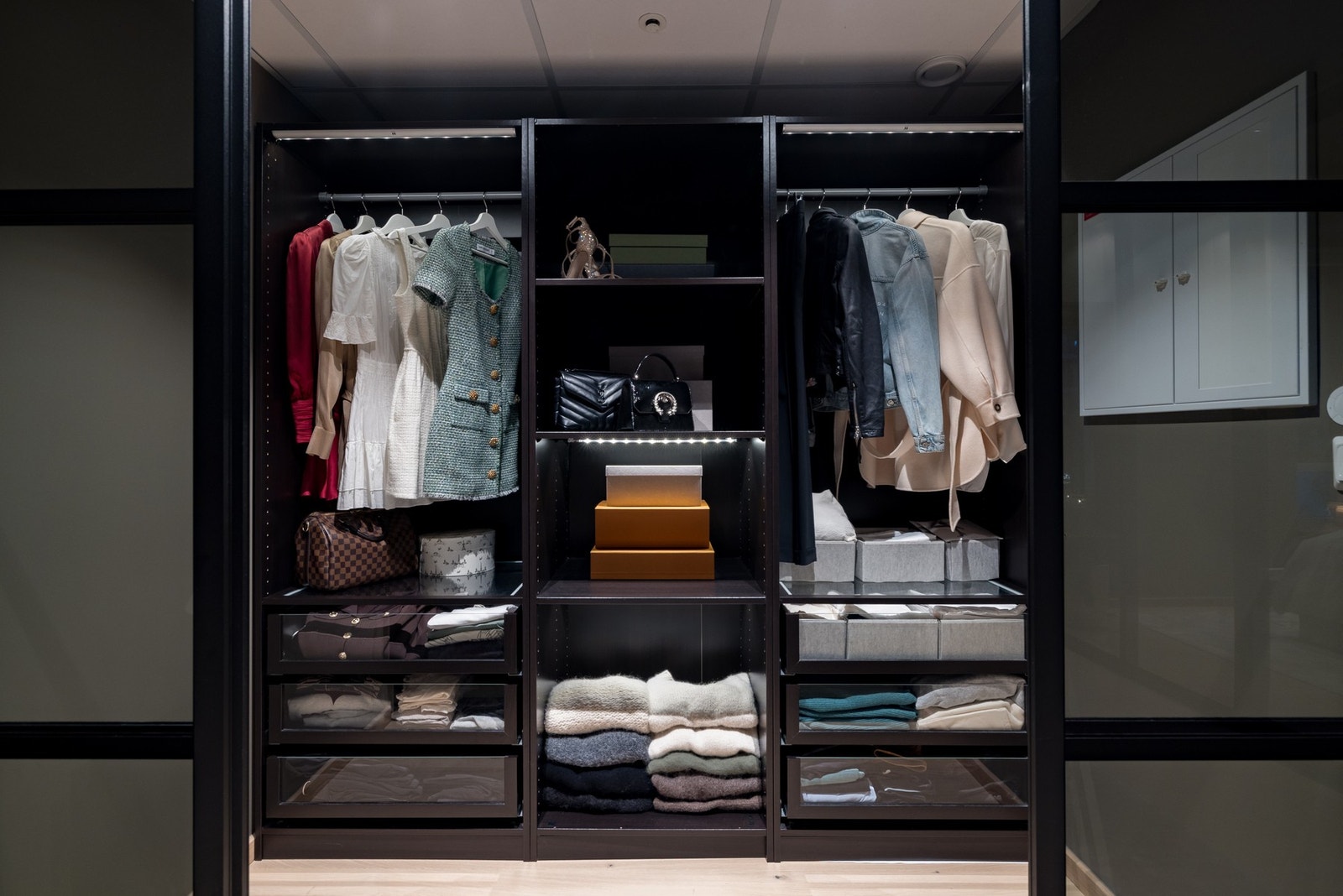 Organisert walk-in garderobe med god oppbevaringsplass Galleribilde