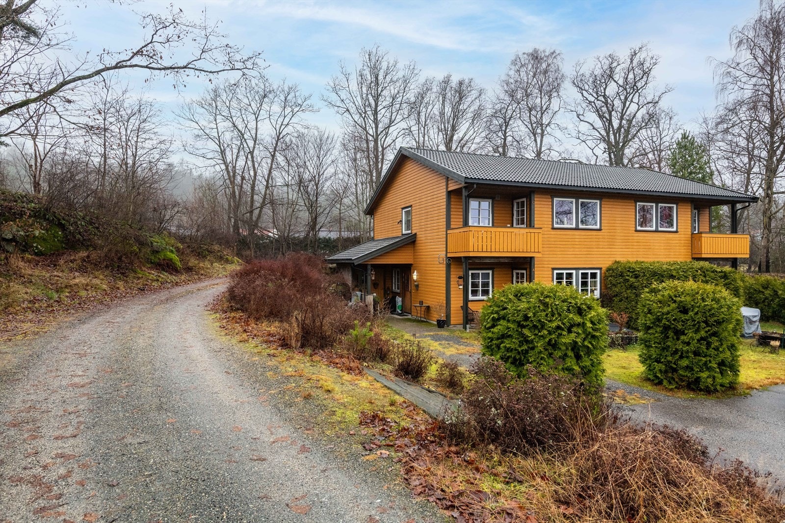 Huset ligger tilbakketrukket fra Nesveien i rolige omgivelser Galleribilde