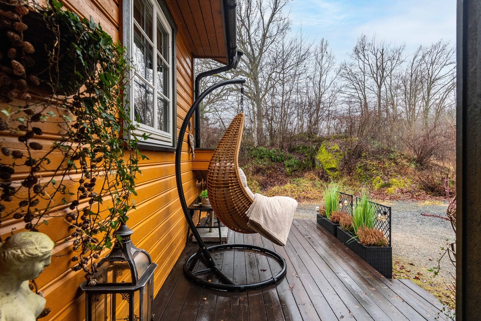 Inngangsparti. Liten terrasse mot vest. Galleribilde