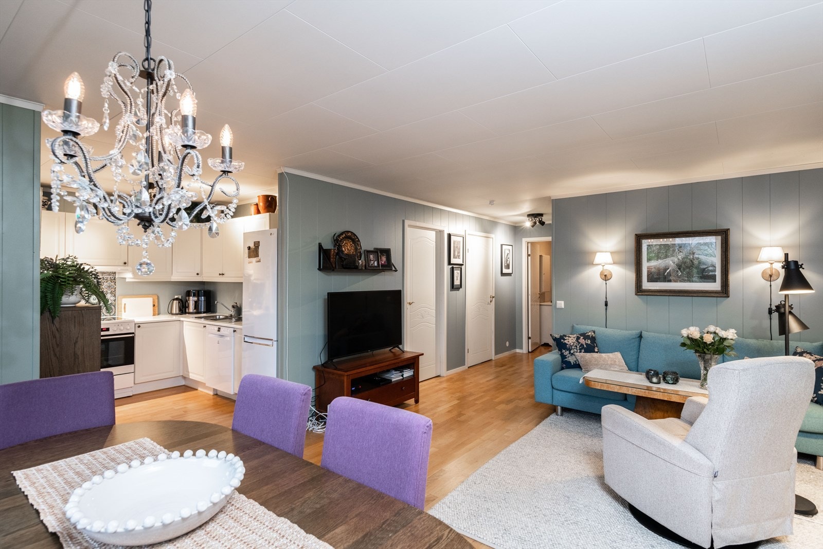 Stue/kjøkken åpen løsning med utgang til terrasse Galleribilde