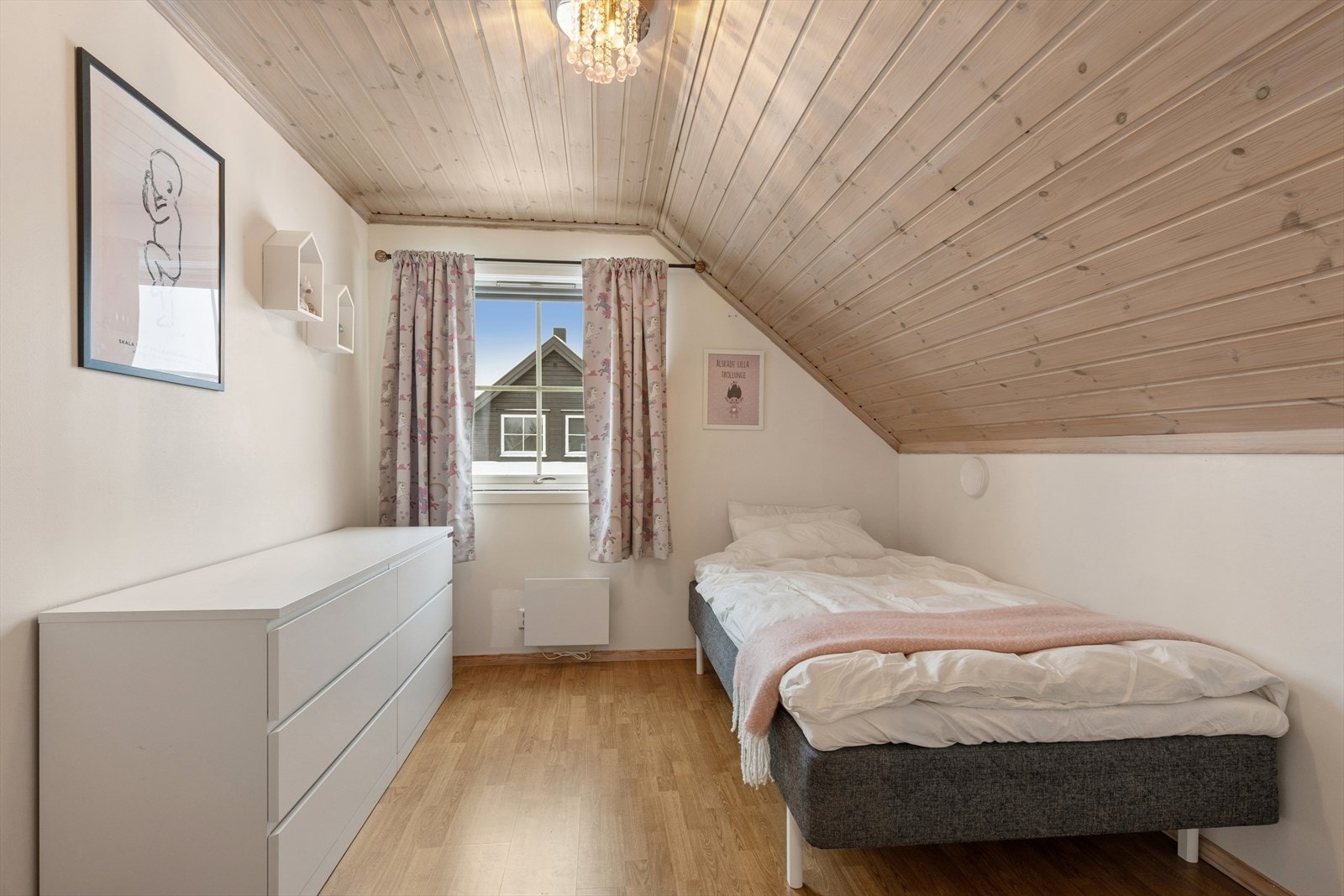 Soverom 2 har god plass til seng og oppbevaring. Galleribilde