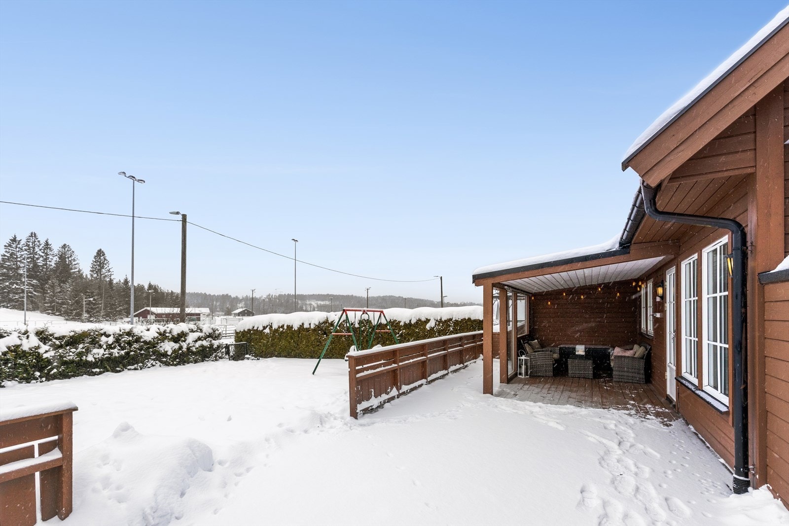 Terrassen er på 55 m², delvis takoverbygd og sydvest vendt med flotte sol- og utsiktsforhold. Galleribilde