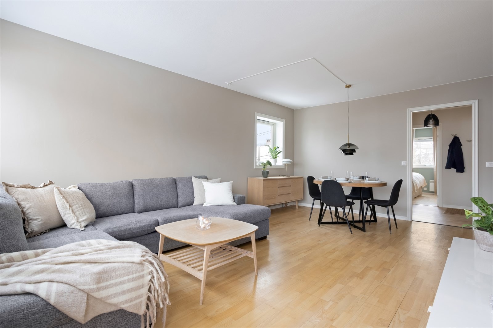 Stuen er luftig og har god plass til å innrede med sofagruppe og spisebord. Galleribilde