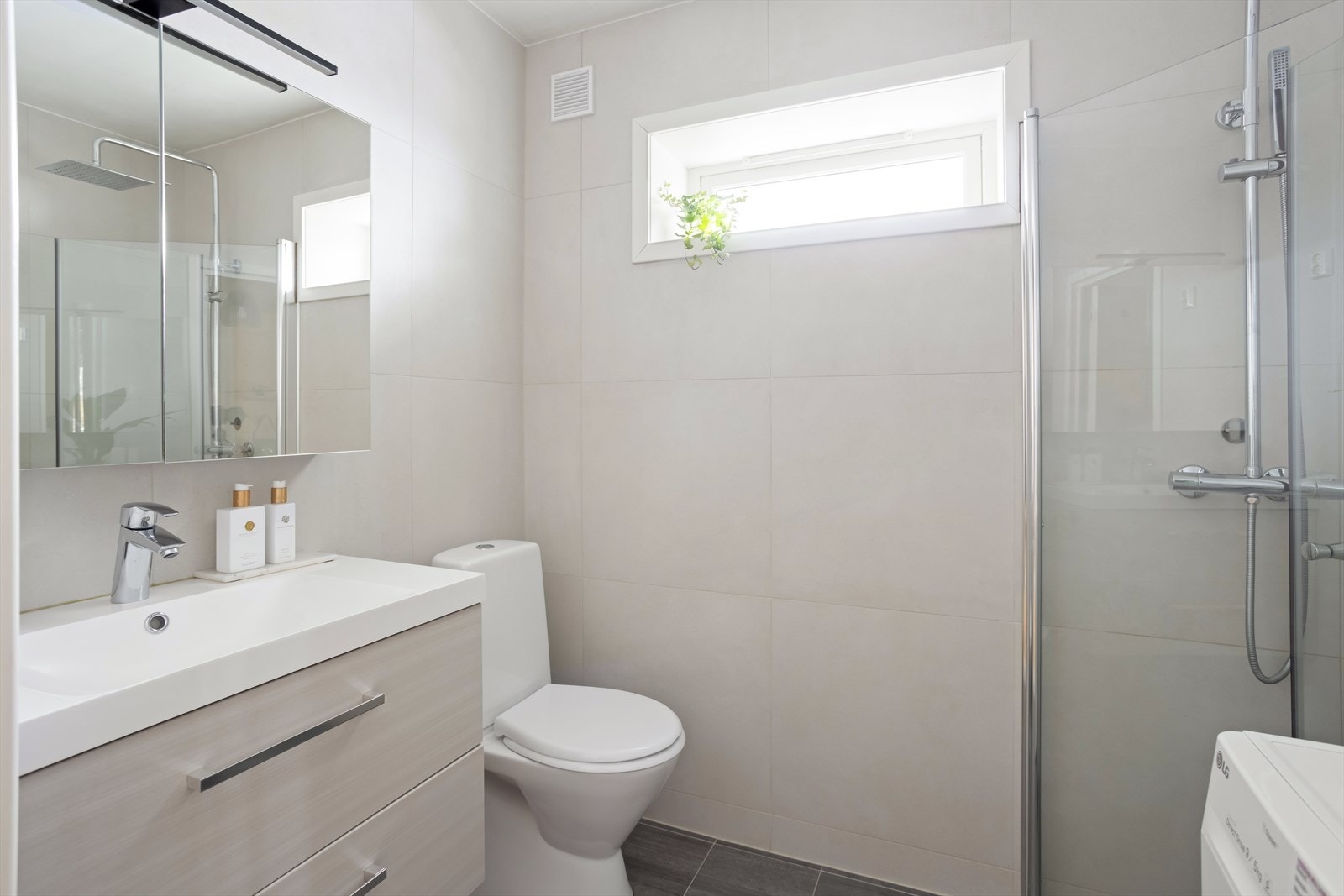 Delikat, fliselagt baderom fra 2020. Galleribilde