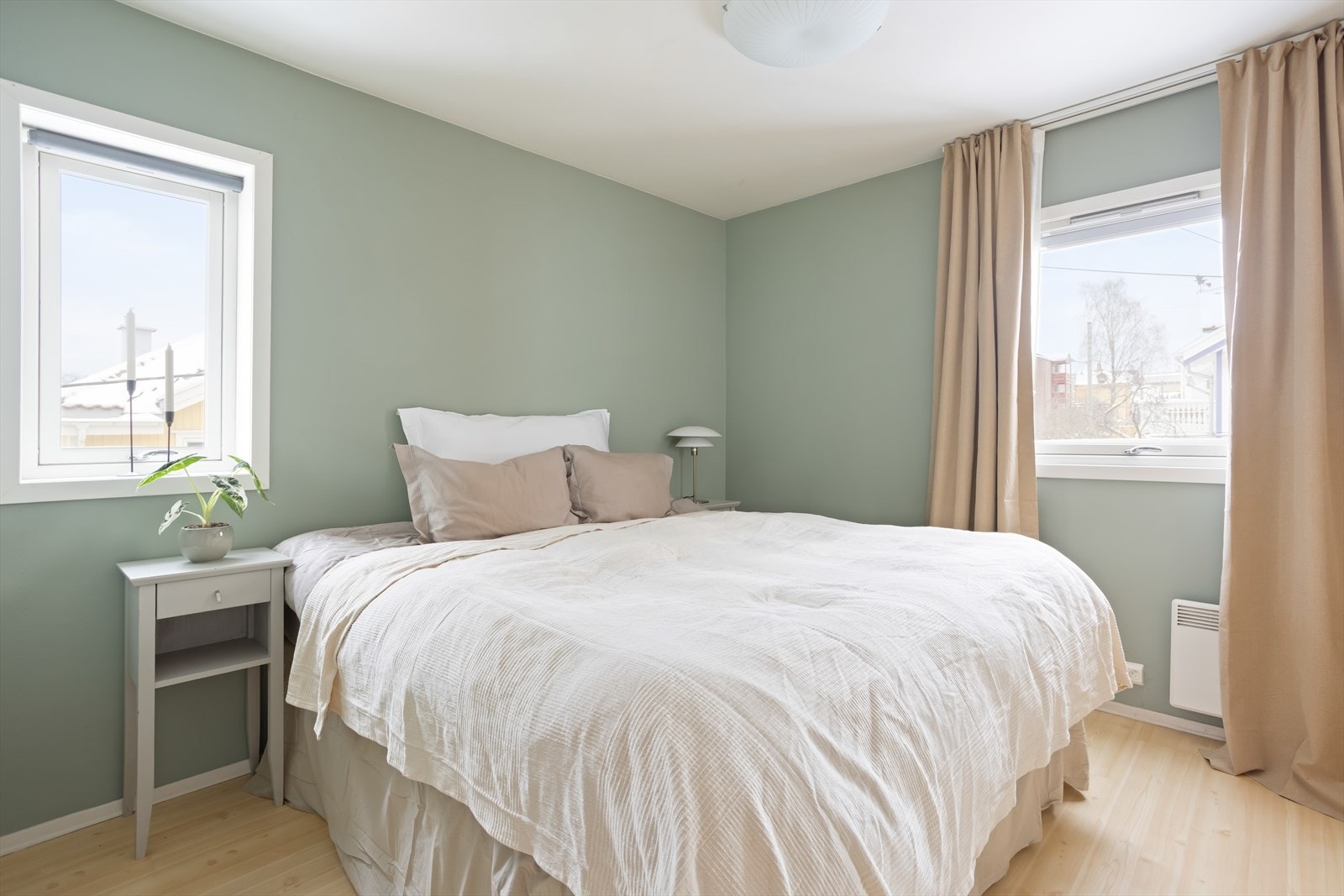 Soverommet har en behagelig og avdempet atmosfære. Lyse flater og vinduer på to sider gir rommet et luftig preg og godt lys gjennom dagen. Galleribilde
