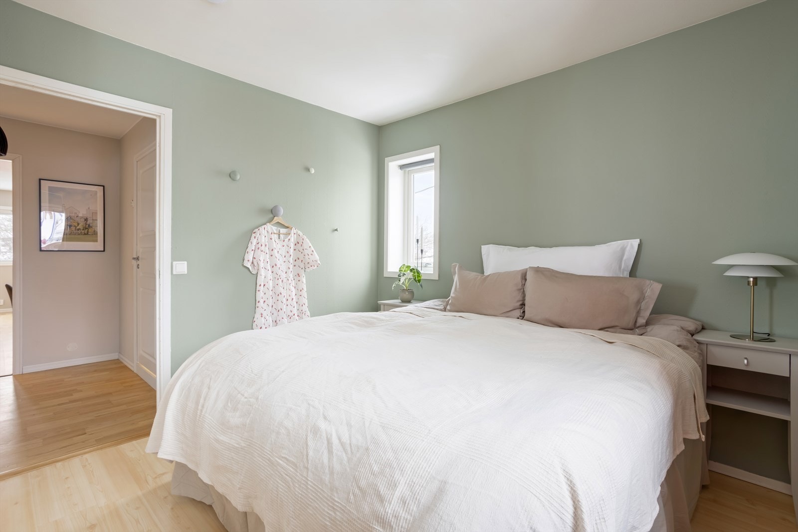 God plass til dobbeltseng og tilhørende møblement. Galleribilde