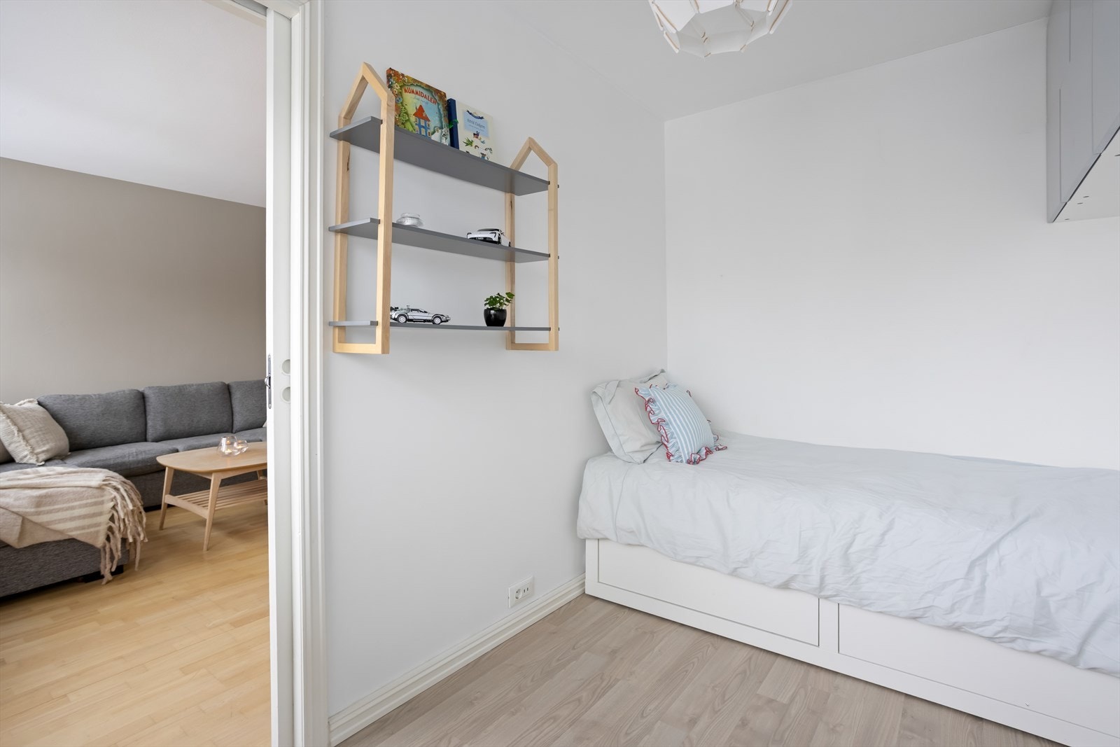 Soverom II har plass til seng og praktiske oppbevaringsløsninger. Galleribilde