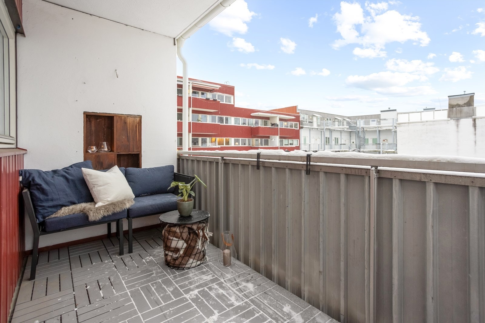 Sydvestvendt balkong på 6 kvm med svært gode solforhold. Galleribilde