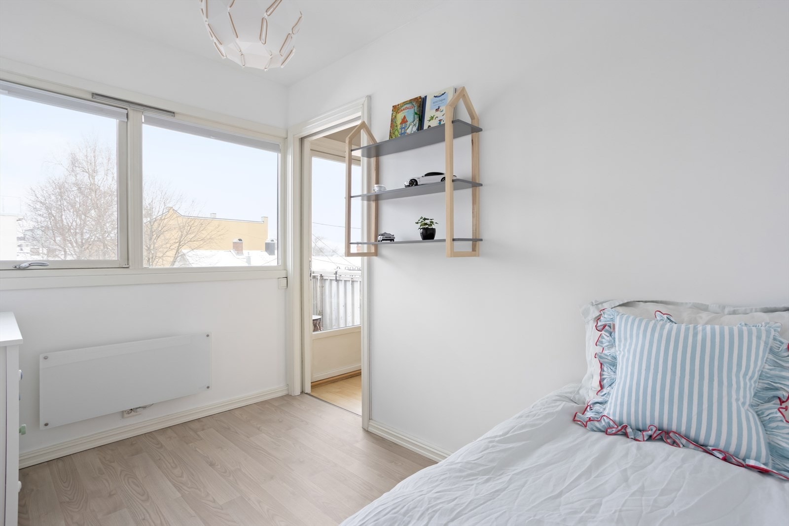 Lyse flater og naturlig lys fra vinduene skaper en åpen og luftig atmosfære. Galleribilde