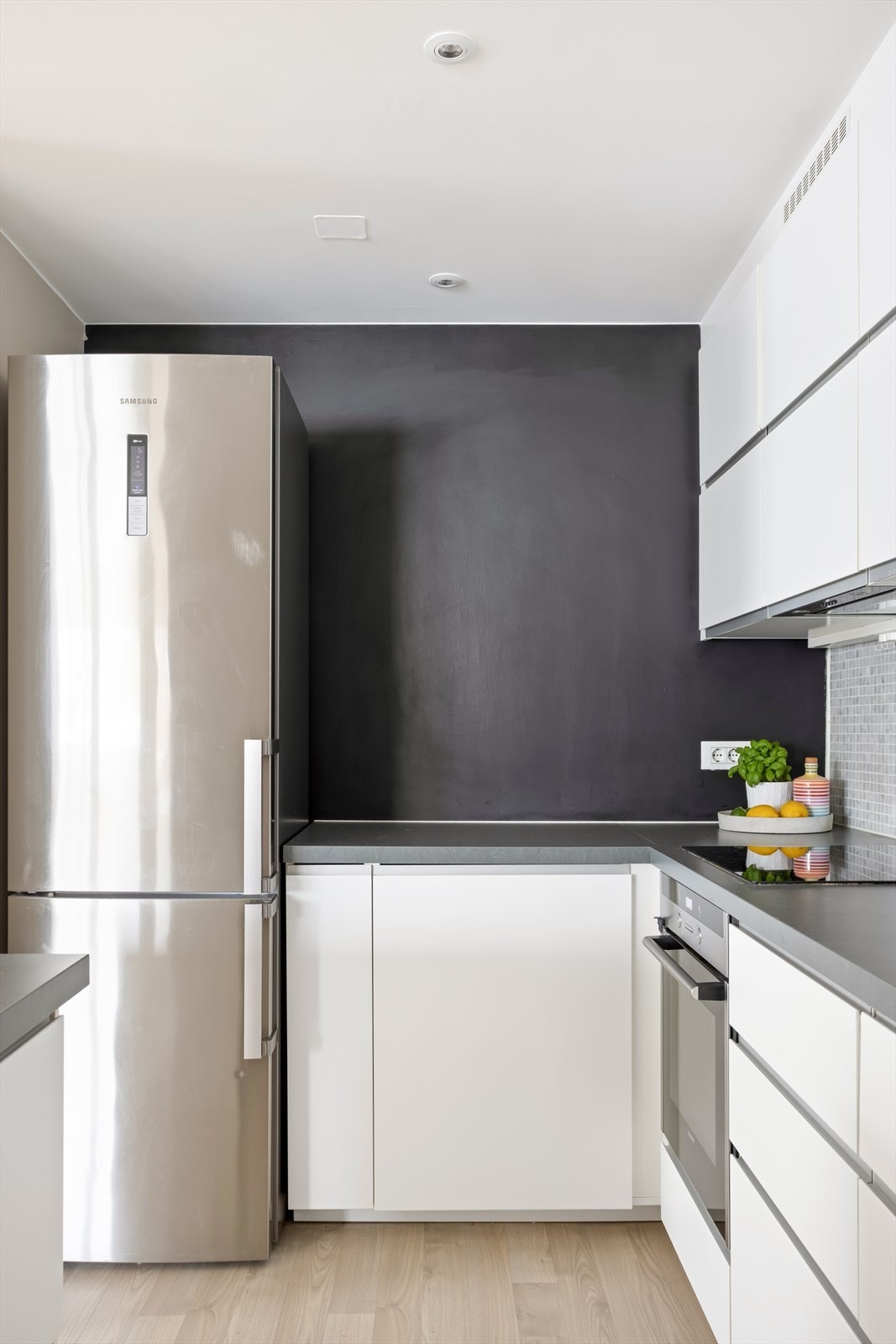 Kjøkkenet har integrert platetopp, stekeovn og oppvaskmaskin, samt nisje i innredning for kjøl- og fryseskap. Galleribilde