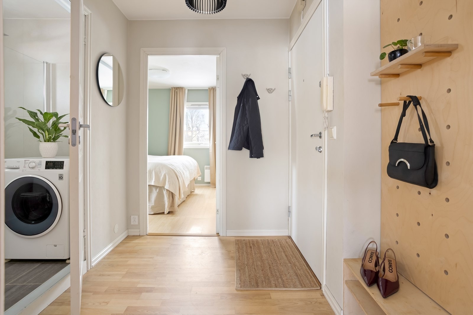 Her har man plass til å henge fra seg yttertøy og sette fra seg sko. Galleribilde