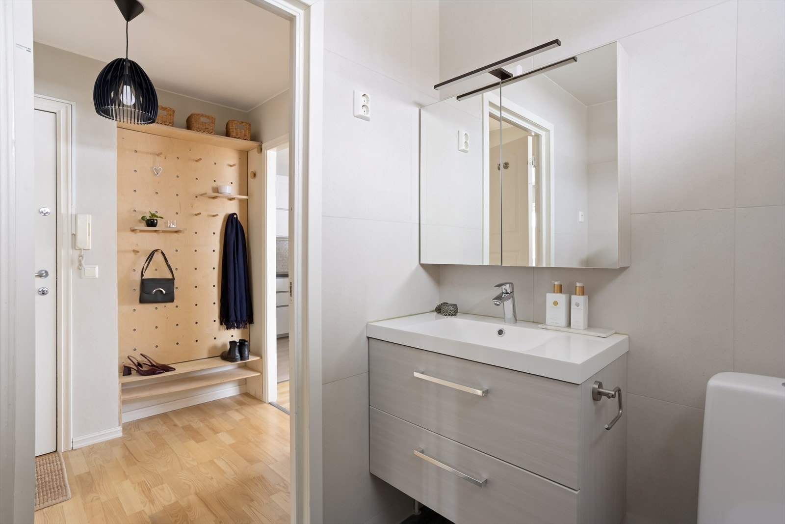 Godt med plass til oppbevaring av baderomsartikler. Galleribilde