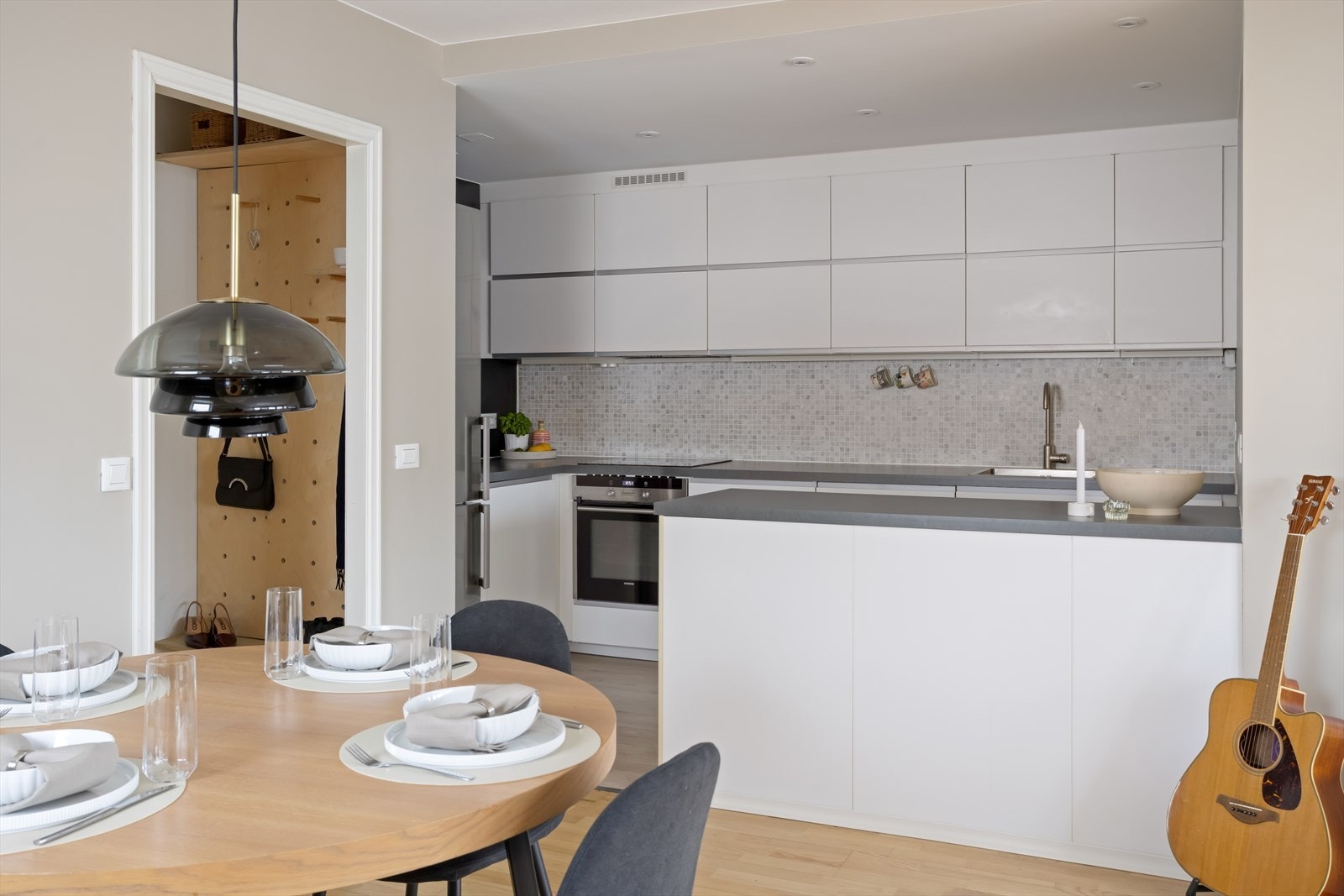 Kjøkkenet er utformet som et naturlig samlingspunkt med en åpen og innbydende løsning mot spiseplassen. Galleribilde