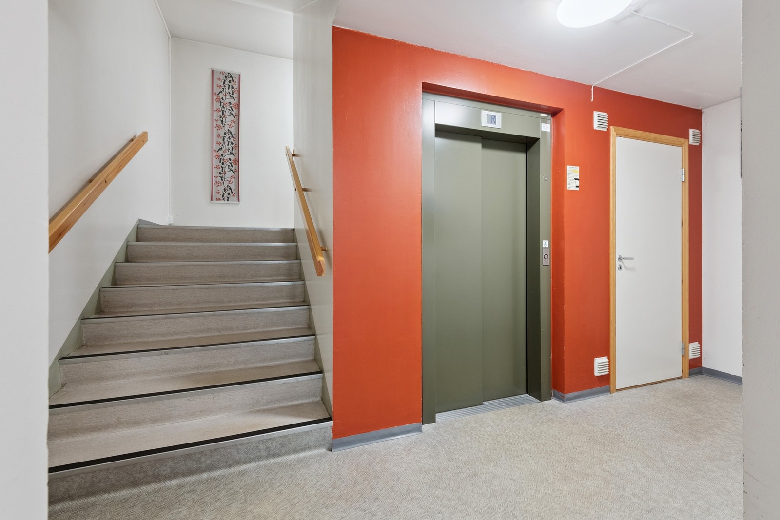 Praktisk heisadkomst i sameiet. Galleribilde