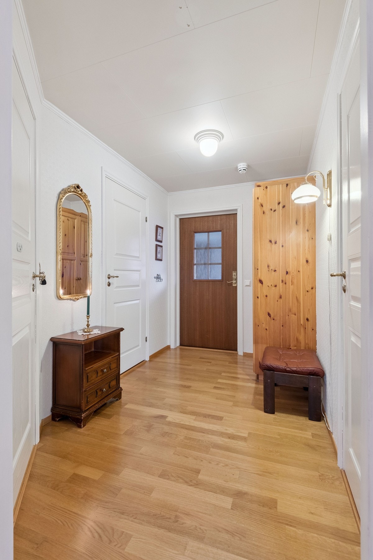 Velkommen inn! - romslig gang med plass til garderobeløsning. Galleribilde