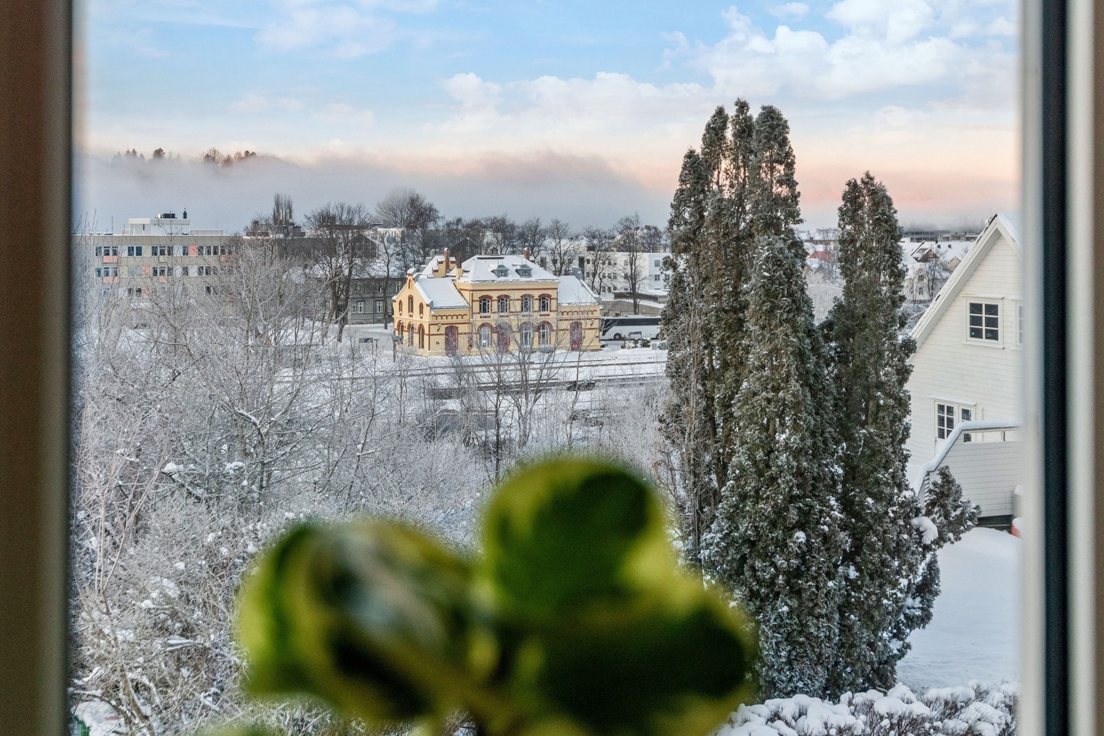 Fra leiligheten har man flott utsikt mot byen. Galleribilde