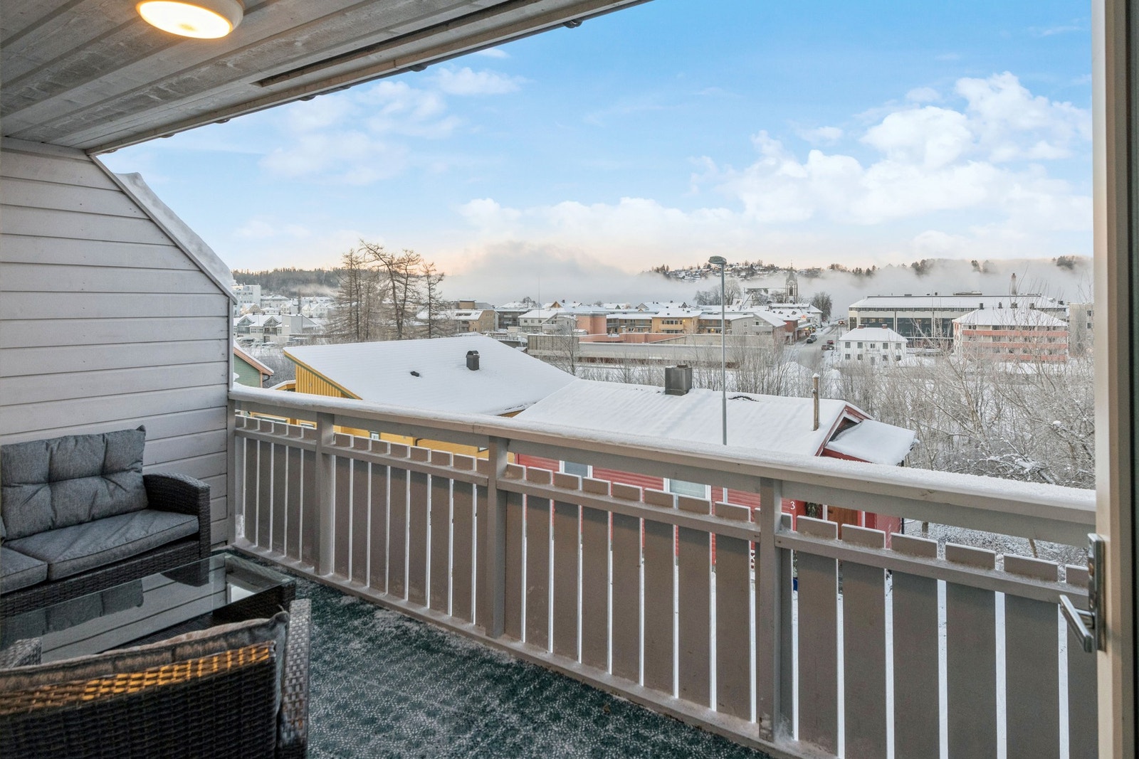 Fra balkongen har man gode sol- og utsiktsforhold. Galleribilde