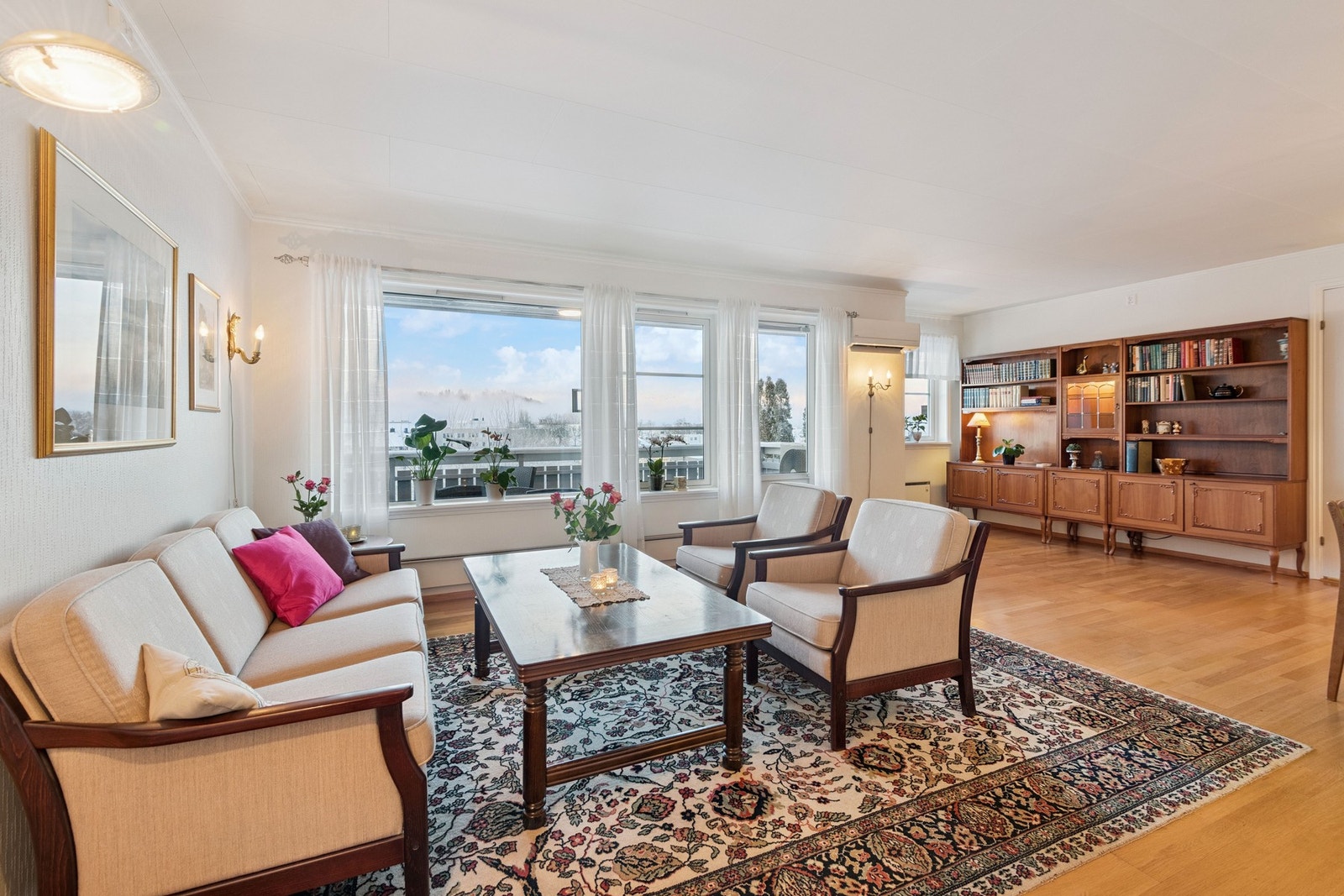 Store vindusflater på stuen som slipper inn mye naturlig lys. Galleribilde