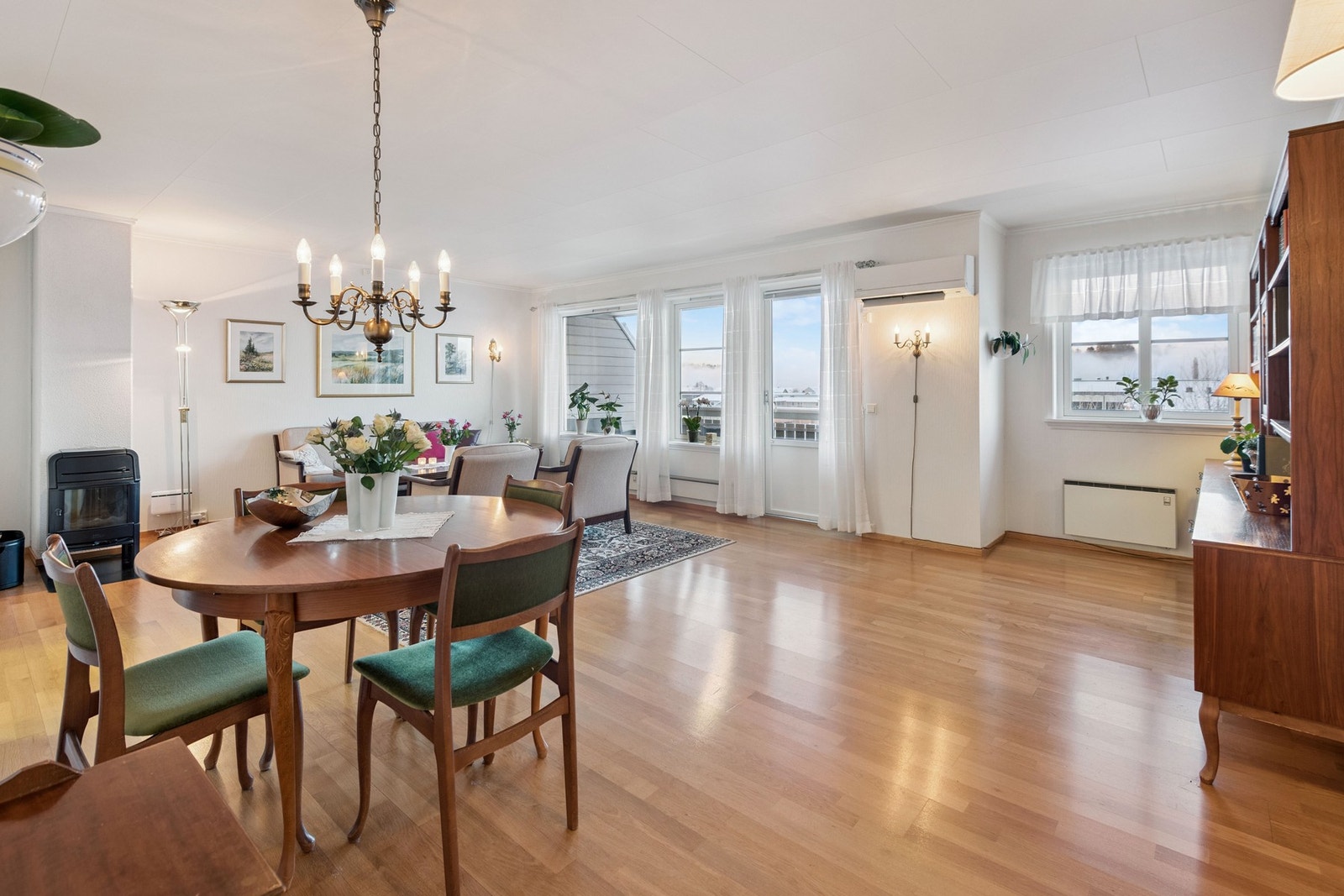 Åpen og lys stue på hele 32 kvm. Det er etablert en luft til luft varmepumpe i leiligheten. Galleribilde