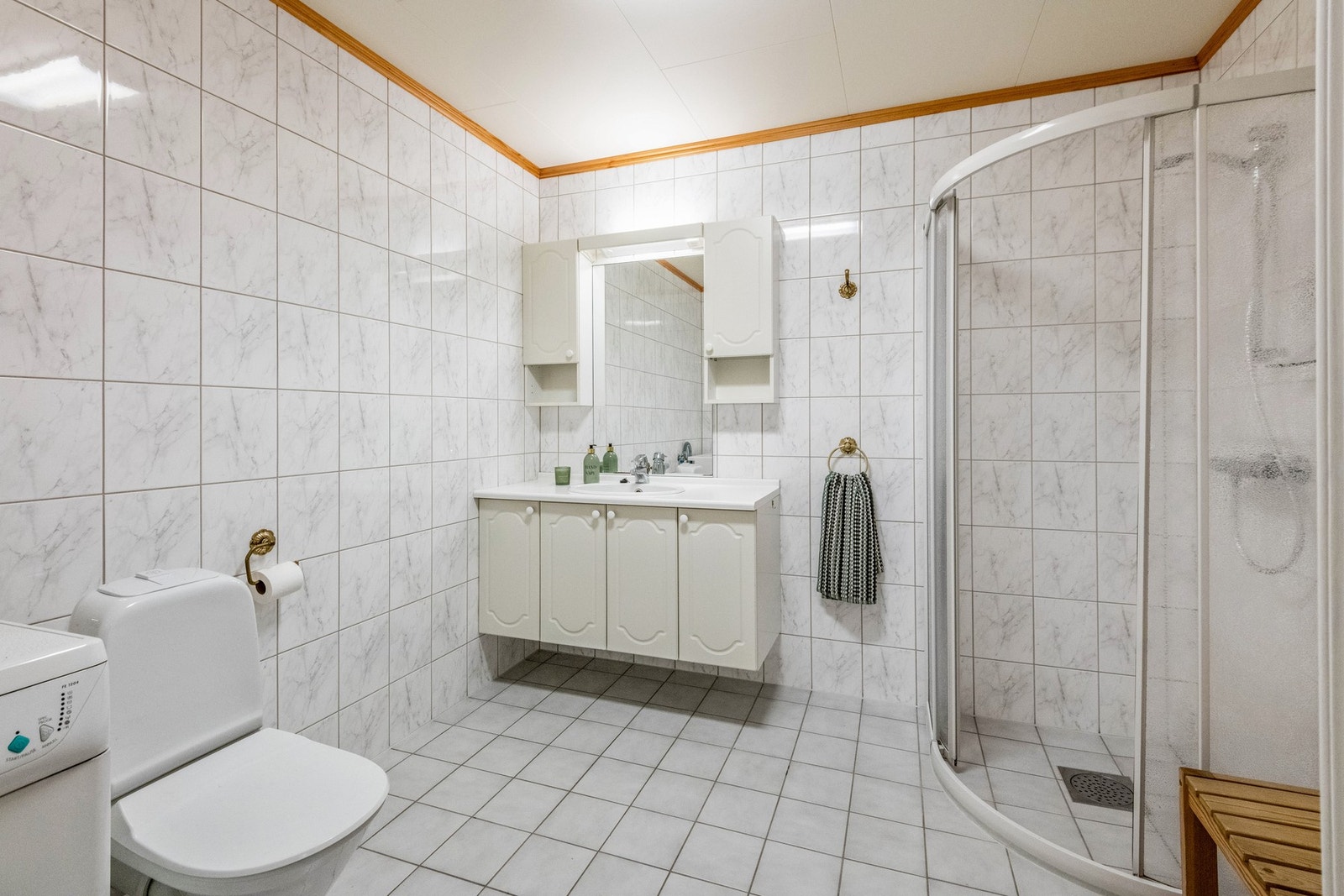 Flislagt bad med varmekabler i gulv. Galleribilde