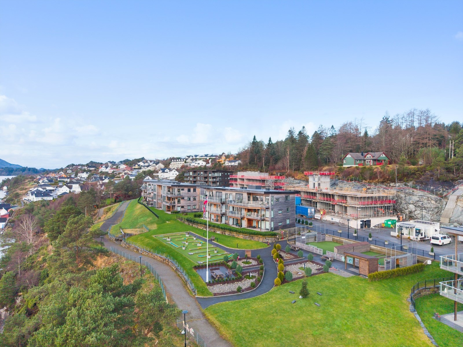 Den felles tomten er opparbeidet med asfaltert parkering, felles garasjeanlegg, bod i fellesareal, uteområde med benk og blomsterkasser. Det er også etablert ballbinge og minigolf. Galleribilde