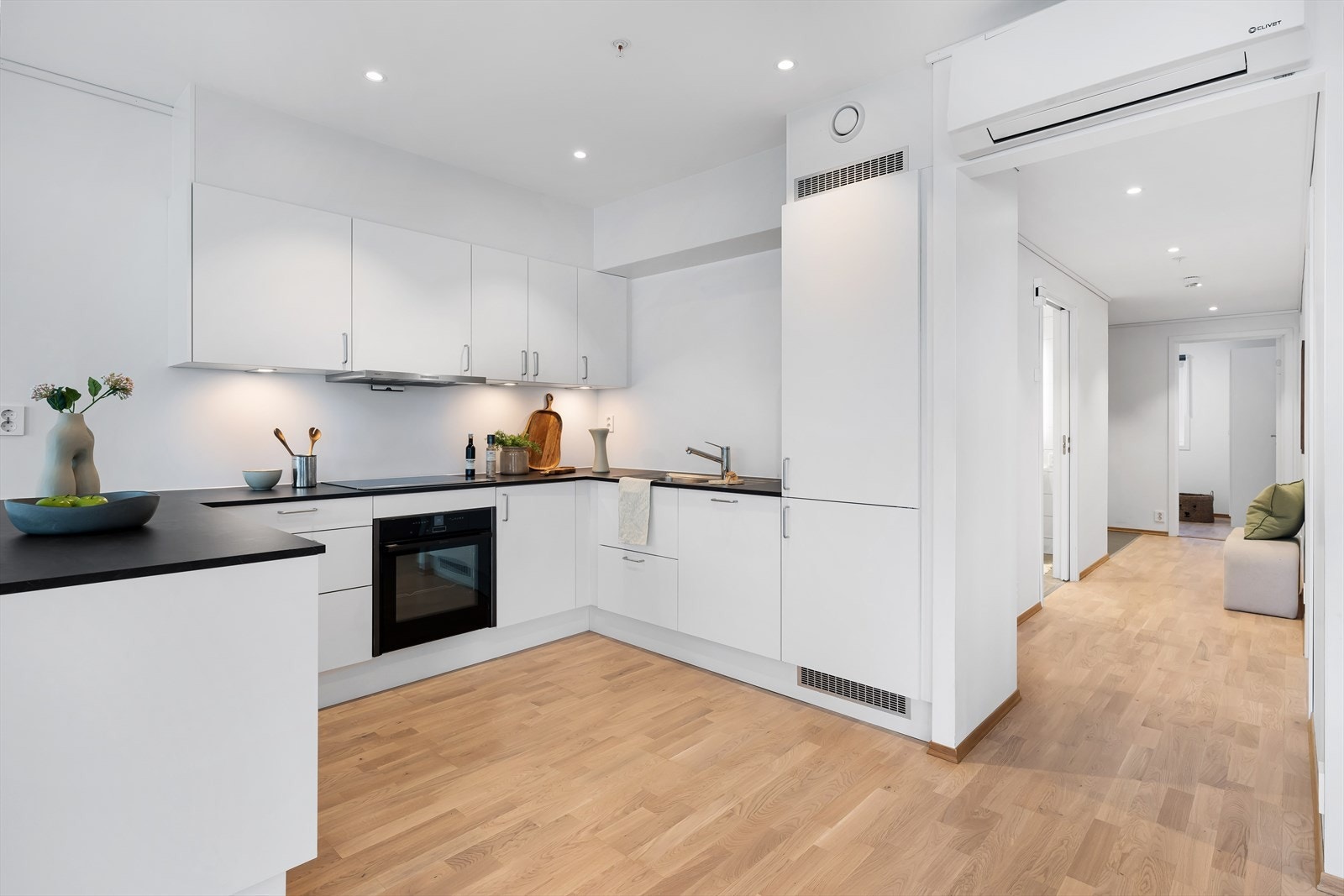 Kjøkkenet er innredet med glatte fronter og en benkeplate av laminat. Galleribilde